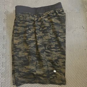 lululemon Mens Shorts X-Large with compression short liner green camo